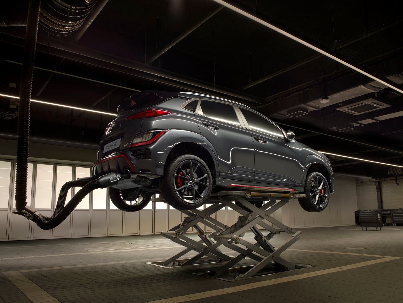 Vehicle service bay with lift